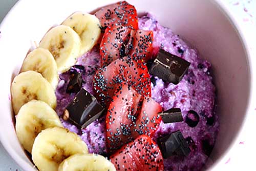 Purple porridge with banana